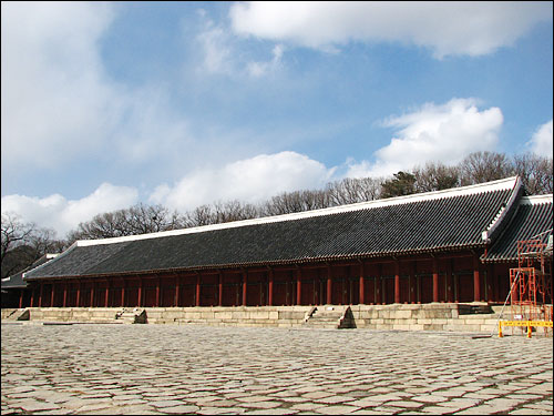 측면에서 바라본 정전의 모습이다. 